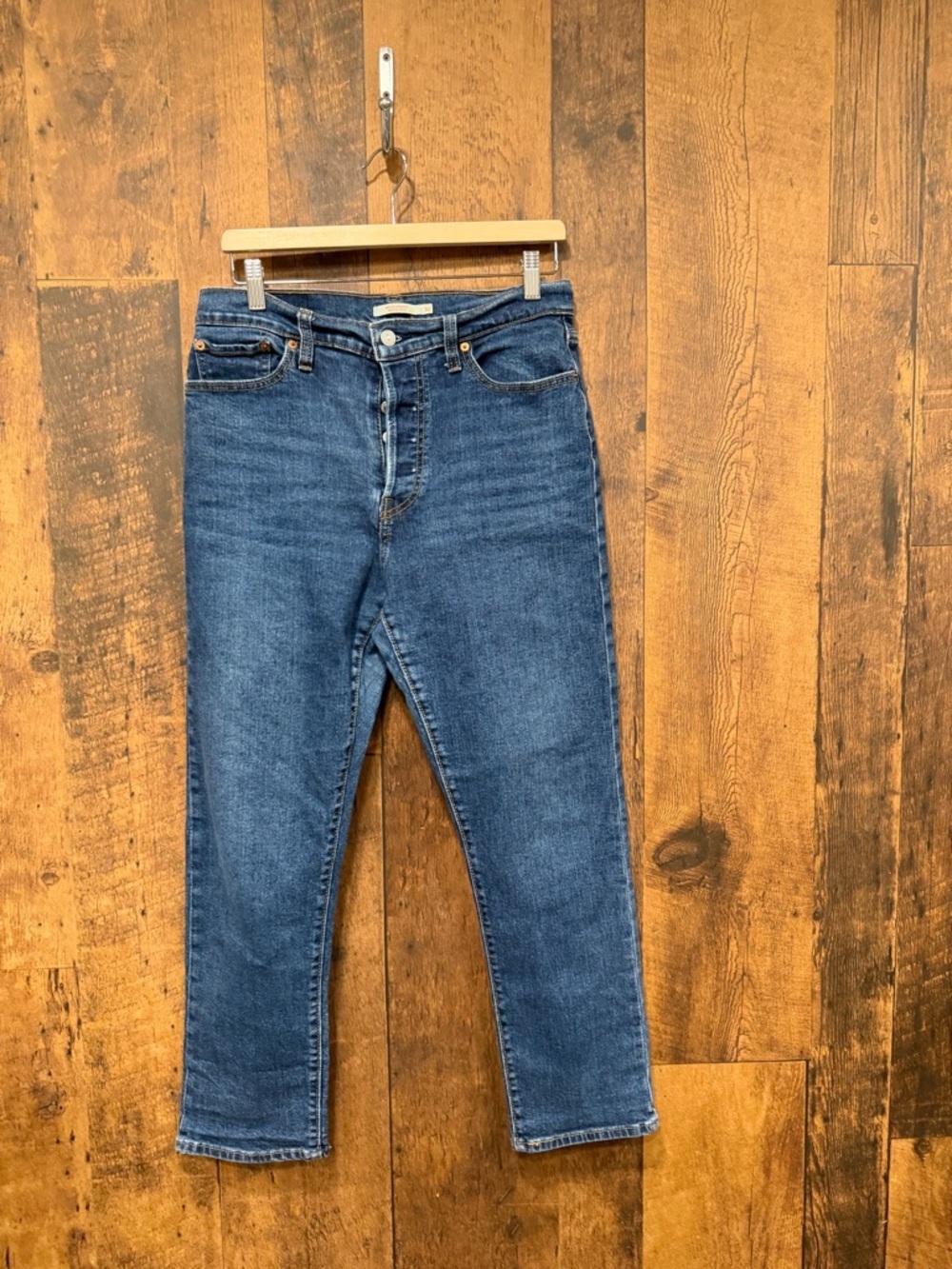 Levis women’s wedgie straight blue denim
Jeans 32x27 EUC